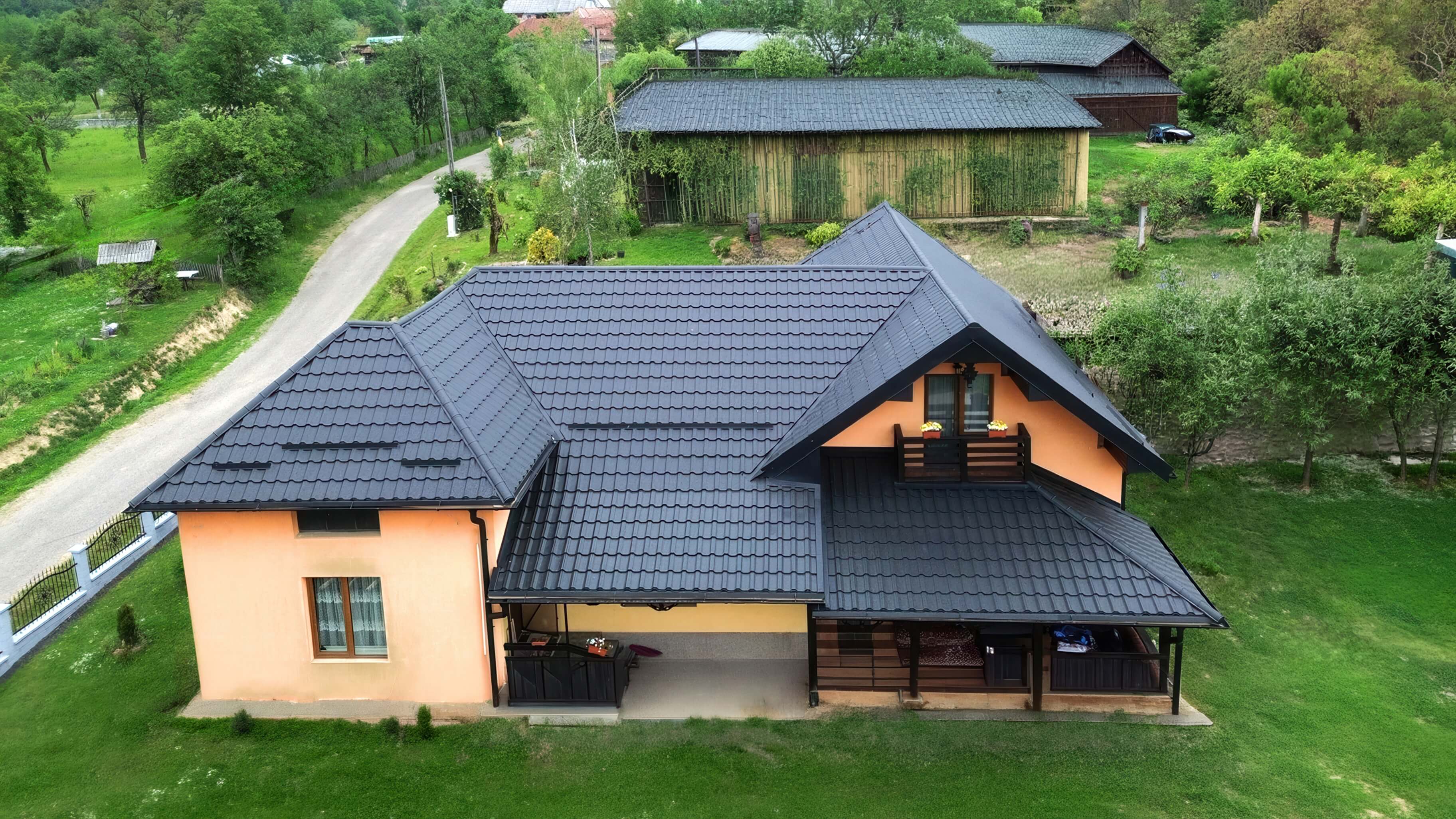 Střecha: taškové krytiny BELPROFILE, Sierra SunClear RAL 7016 (antracitová šedá)