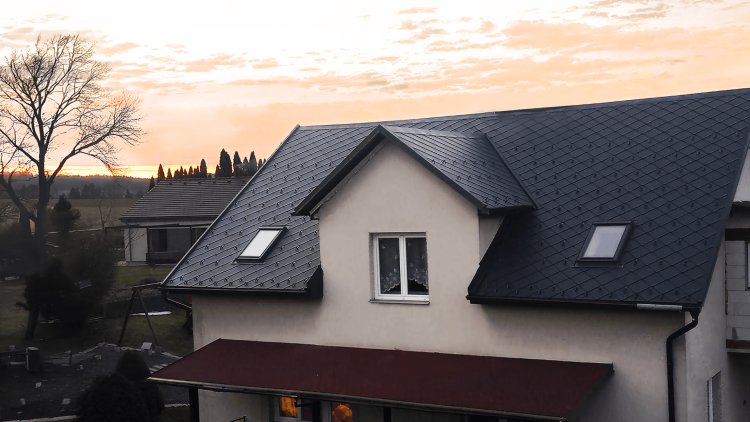 Tető: fémzsindely, BELPROFILE, RainDrop RAL 9005 (mélyfekete)